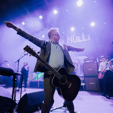 FLOGGING MOLLY & The Burning Flags