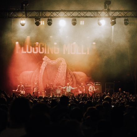 FLOGGING MOLLY & The Burning Flags