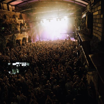 FLOGGING MOLLY & The Burning Flags